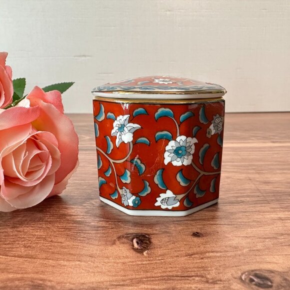 Vintage Small Porcelain Trinket Box Red, Blue and Grey Floral by ETUDE Takahashi - Picture 2 of 9